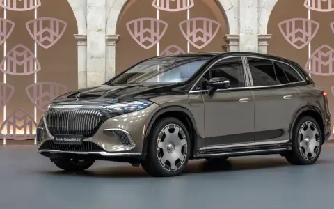 Elegancki Maybach SUV w kolorze brązowo-czarnym prezentuje się luksusowo na tle ozdobnej ściany.