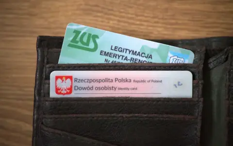 Portfel z dowodem osobistym i legitymacją emeryta-rencisty ZUS. To dokumenty potwierdzające uprawnienia i co daje legitymacja rencisty.
