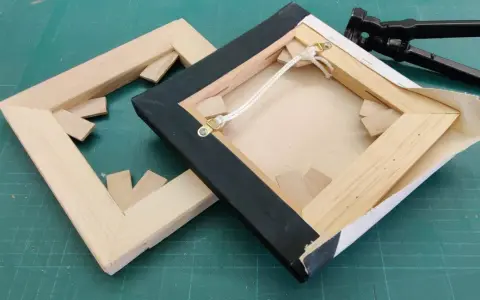 Deux châssis de peinture en bois, prêts pour la toile. Les dimensions sont visibles sur la structure.