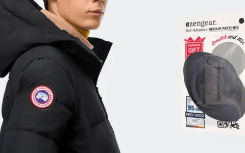 Schwarze Daunenjacke mit Logo, daneben ein Paket mit Flicken zur daunenjacke reparieren.