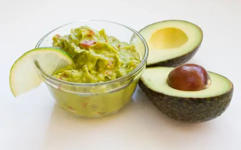 Idealne guacamole: przepis, wybór awokado i jak nie sczernieje!