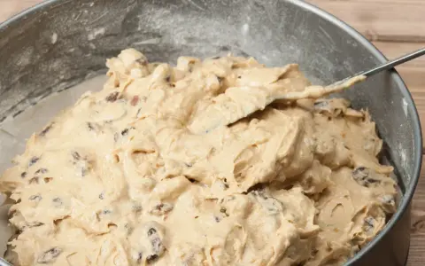 Ciasto na ciastka z rodzynkami w tortownicy. Prosty przepis na ciastka, który każdy może zrobić.