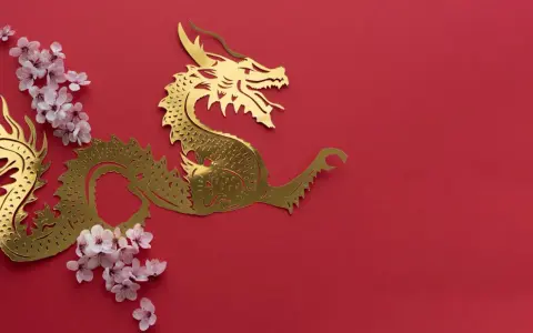 Złoty smok, symbol chińskiego zodiaku 1988, otoczony kwitnącymi gałązkami wiśni na czerwonym tle.