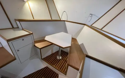 Modern båt inredning inspiration med vit och trädetaljer. En unik bordlösning och smarta förvaringsutrymmen.