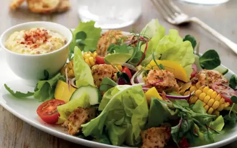 En fräsch kycklingsallad med majs, avokado, tomat och gurka. Perfekt sommarrecept!