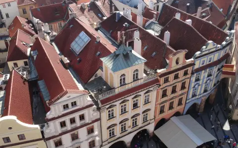 Blick über rote Dächer und bunte Fassaden in Prag. Ein Highlight der Stadt.