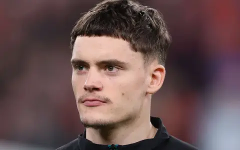 Primer plano de Florian Wirtz, con su característico corte de pelo y mirada concentrada.