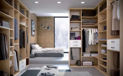 Une idée dressing chambre : un espace organisé avec des étagères en bois clair, des vêtements suspendus et pliés, et une vue sur un paysage enneigé.
