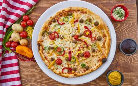 Pyszna pizza z mięsem, warzywami i serem. Szukasz czegoś, czym zastąpić oregano? Spróbuj bazylii lub tymianku dla podobnego aromatu.
