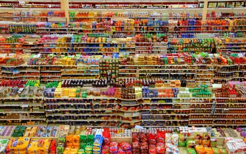 Pełne półki sklepu spożywczego, gdzie usługi merchandisingowe zapewniają idealne ułożenie produktów.