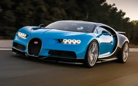 Niebieskie Bugatti Chiron w ruchu, z widocznym logo i światłami.