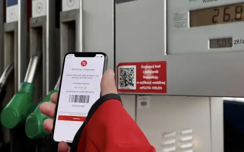 Na stacji Orlen, telefon z aplikacją ORLEN Pay pokazuje kupon na sok. Gdzie kupić orlen e-toll? Tutaj płacisz telefonem!