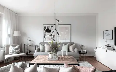Mysigt litet vardagsrum inspiration med grå soffa, träbord och konst. Perfekt för avkoppling.
