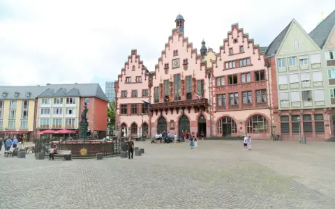 Der Römerberg in Frankfurt, ein lebhafter markt, mit historischen Gebäuden und Menschen, die die Atmosphäre genießen.