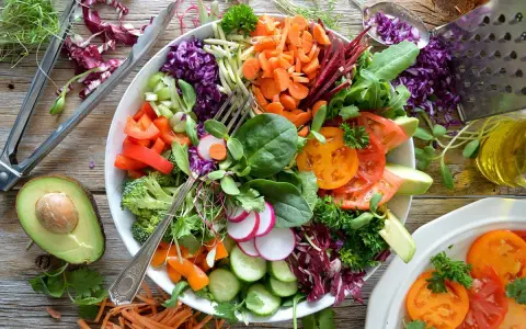 Une salade composée colorée et fraîche, garnie de légumes croquants, de tomates, d'avocat et de pousses. Parfait pour un repas sain.