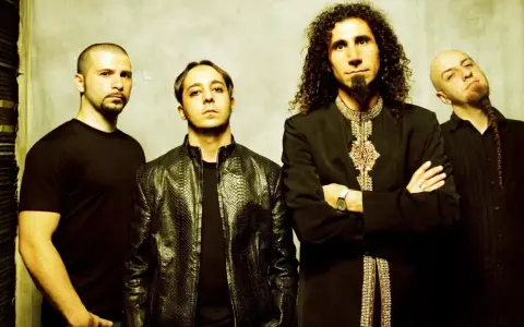 Les membres de System of a Down posent ensemble, chacun avec un style distinct.