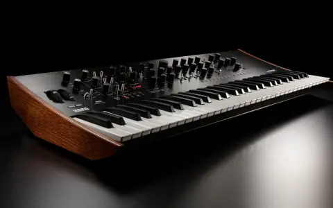 Elegancki syntezator Korg prologue 16 z drewnianymi panelami bocznymi, gotowy do tworzenia muzyki.