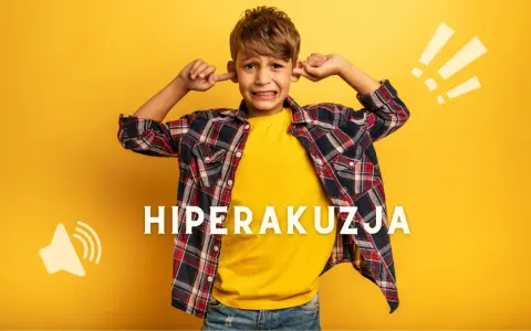 Chłopiec zatyka uszy, cierpiąc z powodu nadwrażliwości na dźwięki. Słowo "HIPERAKUZJA" podkreśla jego cierpienie.