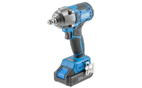 Pistola de impacto inalámbrica azul y negra. La batería indica 20V MAX. ¿Cuántos Nm debe tener una pistola de impacto?