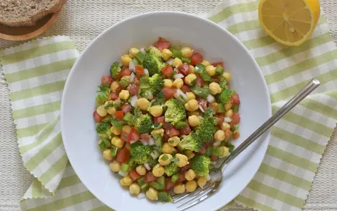 Ensalada de garbanzos, brócoli y tomate, perfecta para cenas fresquitas.