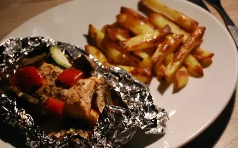 Na której stronie folii aluminiowej piec frytki, aby były chrupiące?