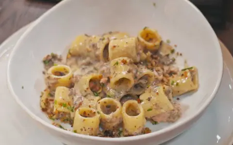 En krämig salsicciapasta med svamp och örter, en rätt som Benjamin skulle älska.