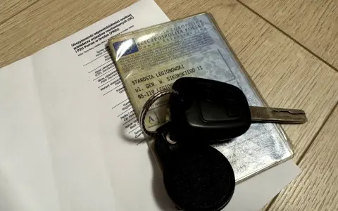 Kluczyki do auta, dowód rejestracyjny i polisa OC. Brak ważnego OC to kara, której lepiej uniknąć.