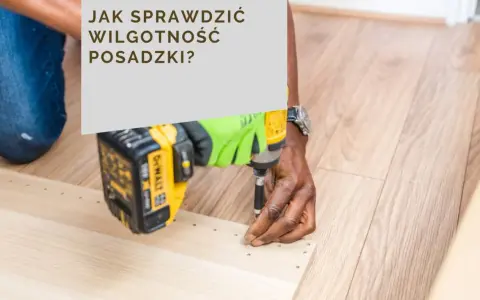 Sprawdzanie wilgotności posadzki pod panele jest kluczowe. Mężczyzna w rękawicach używa wkrętarki do montażu.
