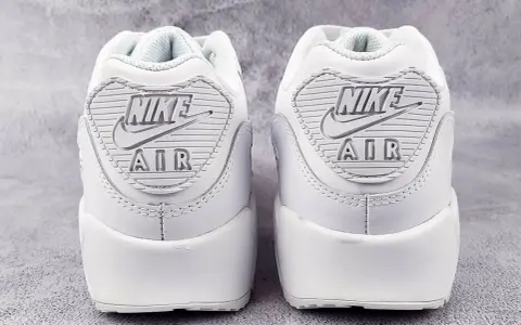 Dwa białe buty Nike Air Max 90 z widocznym logo. Sprawdź detale, by wiedzieć, jak sprawdzić czy Air Force są oryginalne.