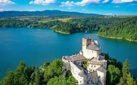 Zamek w Czorsztynie, malowniczo położony nad jeziorem, to jedna z głównych atrakcji regionu. Otoczony zielenią, zaprasza do odkrywania historii.
