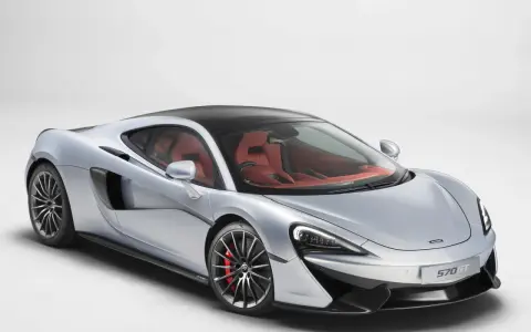 Srebrny McLaren 570GT z czerwonym wnętrzem. Zastanawiasz się nad mclaren cena?
