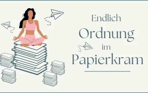 Frau meditiert auf Papierstapeln, um den Papierkram zu sortieren. Papierflugzeuge fliegen um sie herum.