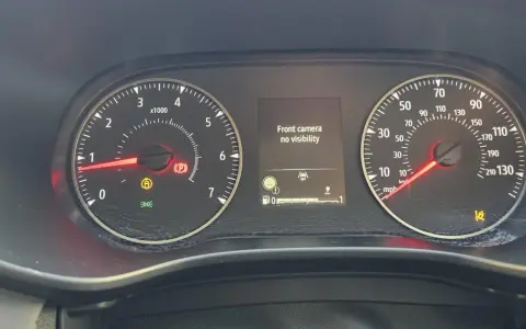 Dacia Sandero: kontrolki informują o braku widoczności kamery przedniej. Widoczne kontrolki hamulca ręcznego, ABS i ciśnienia w oponach.