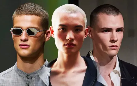 Tre uomini con taglio buzz cut uomo, uno con occhiali scintillanti, uno con capelli biondo platino e uno con sguardo intenso.