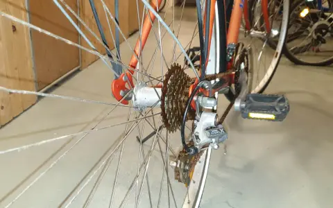 Detaljbild av cykelns bakhjul med kassett och växel. Förbereder för att byta bakhjul på cykeln med 3 växlar.