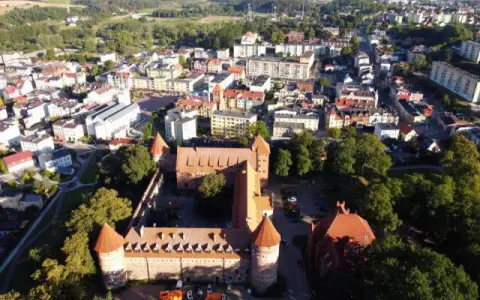 Atrakcje Bytów i okolice: Zamek, jeziora, szlaki. Odkryj Kaszuby!