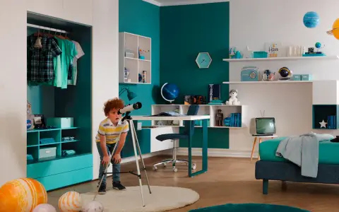 Bambino con telescopio in una stanza che stimola la curiosità e l'apprendimento, con elementi a tema spaziale e strategie educative visibili.
