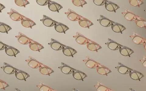 Różowe i szare okulary z żółtymi soczewkami ułożone w regularny wzór. Czy to fotochromy?