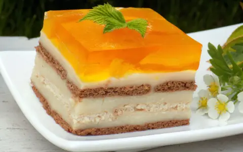 Pyszne ciasto bez pieczenia z pomarańczową galaretką i kremem. Idealne na letnie popołudnie.