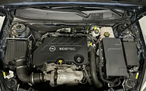 Silnik Opel Insignia 2.0 CDTI, gotowy do wymiany oleju. Widoczna osłona Ecotec i turbosprężarka.
