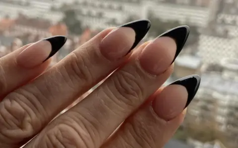 Schwarze French Nails: Dein Guide für angesagte Designs & DIY-Tricks