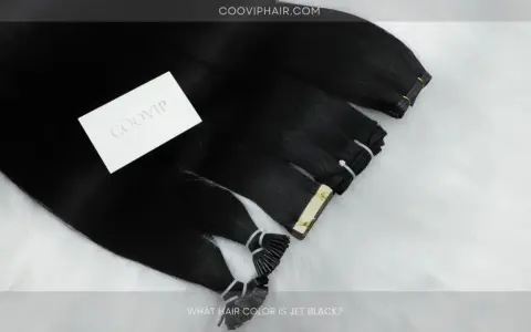 Extensiones de cabello de color azabache, lisas y brillantes, con diferentes métodos de aplicación.