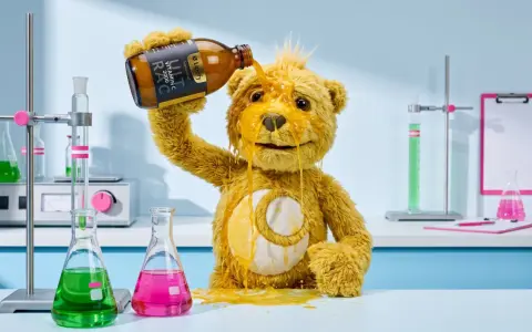 Ein Teddybär kippt eine Flasche Vitamin C über sich. Das ist wohl zu viel Vitamin C!