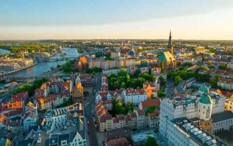 Widok na Szczecin z lotu ptaka. Miasto oferuje wiele atrakcji dla dorosłych, od zabytkowych budowli po malownicze nabrzeże Odry.