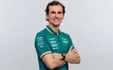 Pedro de la Rosa, con brazos cruzados, sonríe con confianza. Viste un polo verde del equipo Aston Martin Aramco.