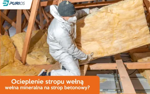 Ocieplenie stropu betonowego wełną mineralną. Pracownik w kombinezonie montuje izolację w poddaszu.