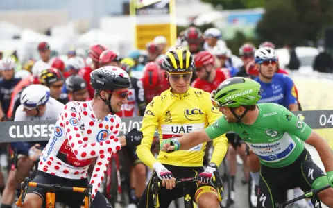 Cyklist i gul ledartröja, prickig tröja och grön tröja interagerar vid Tour de France.