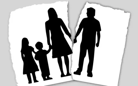 Siluetas de una familia rota, con los padres tomados de la mano y los hijos al lado, separadas por un corte. Reflexión sobre como dejar a tu pareja viviendo juntos y con hijos.
