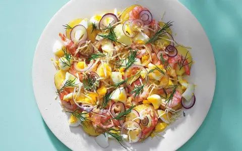 En härlig sallad påsk med potatis, räkor, ägg och rödlök. Perfekt för påskbordet!
