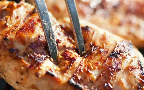 Grillowana pierś z kurczaka z widocznymi przyprawami i śladami po grillu.